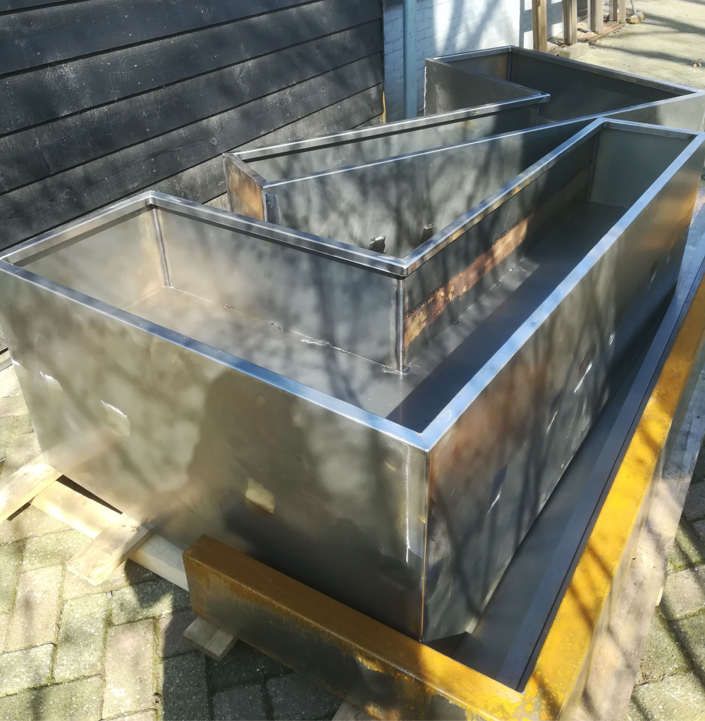 Maatwerk bloembakken cortenstaal hoveniers