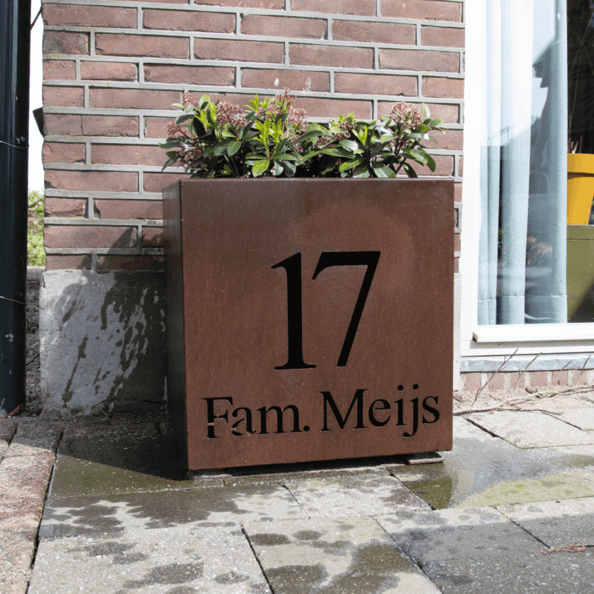 Bloembak van cortenstaal met huisnummer en naam