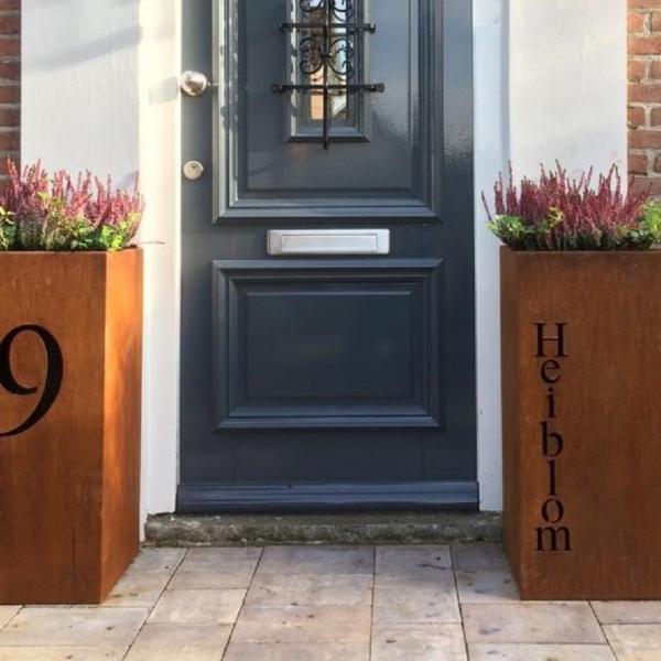 Dubbele bloembak met naam en huisnummer cortenstaal