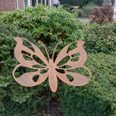 cortenstalen vlinder als decoratie in de tuin
