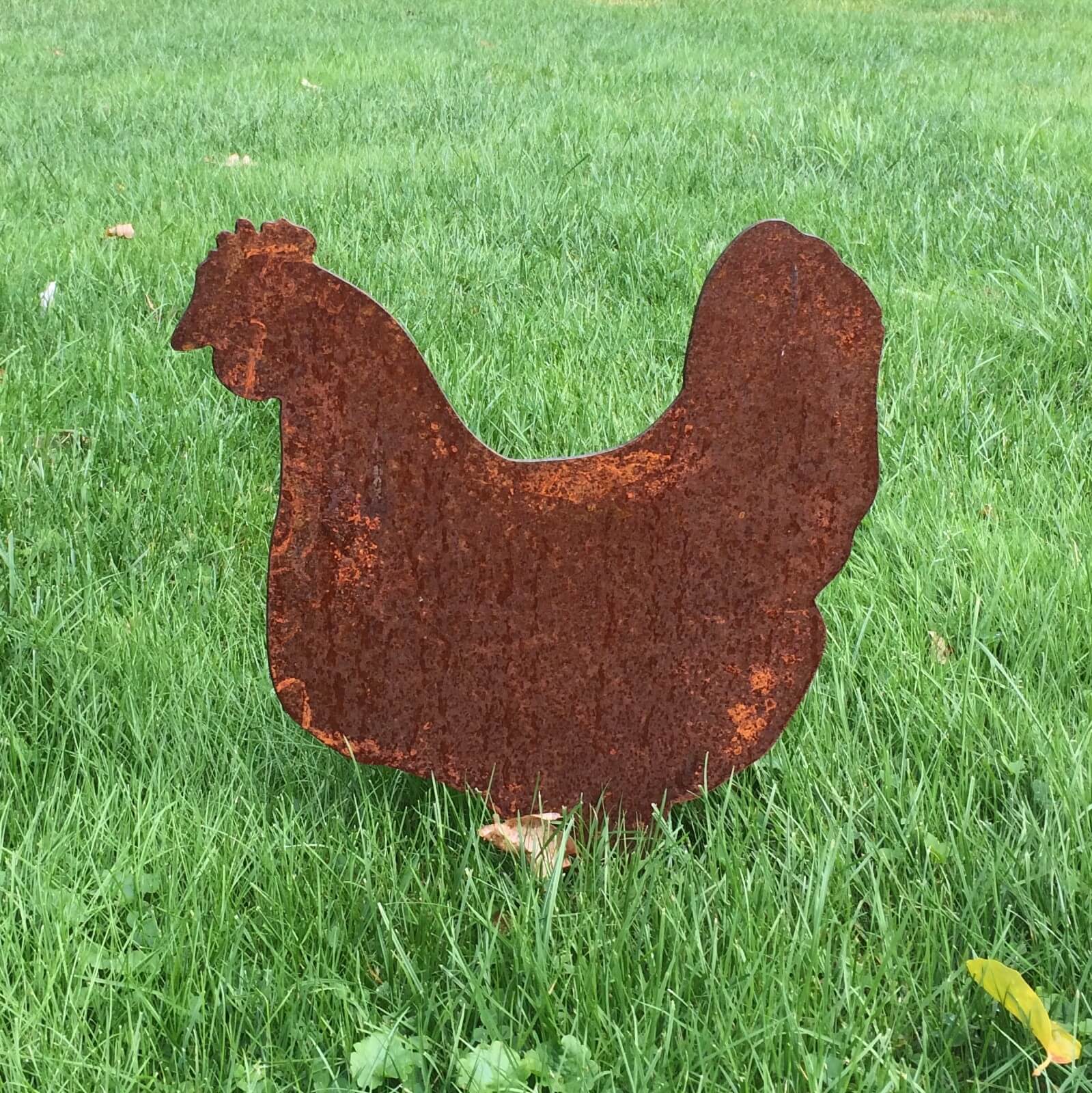 Kip cortenstaal tuindecoratie tuinsteker in de tuin