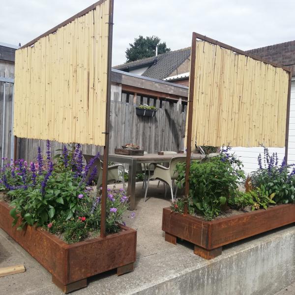 Plantenbakken met terrasafscheiding