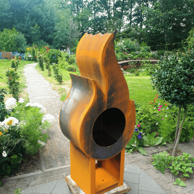 Metalen tuinsteker-zwarte kat met bloem silhouet en vangt een Metalen tuinsteker-zwarte kat met bloem silhouet en vangt een