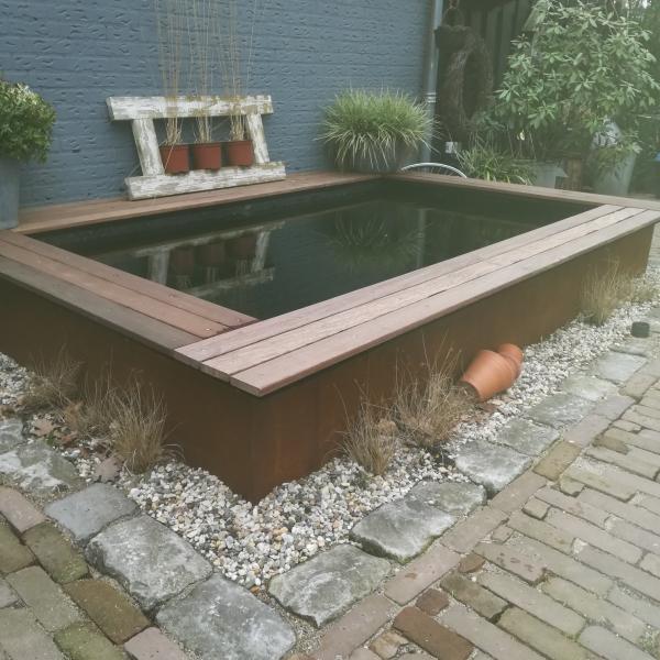 Teichrand aus Cortenstahl mit Holz