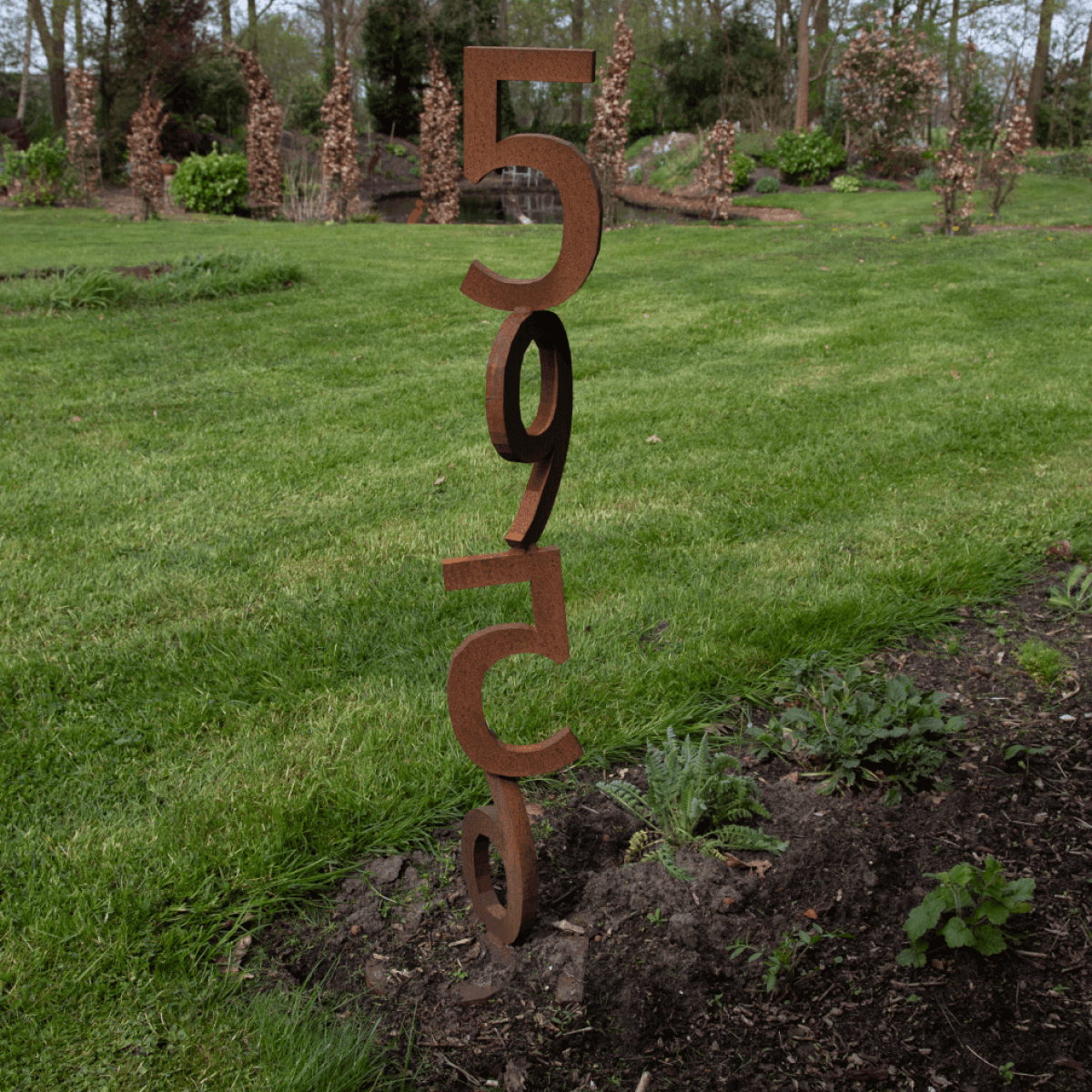 Kunstwerk - tuinbeeld cijfers van cortenstaal